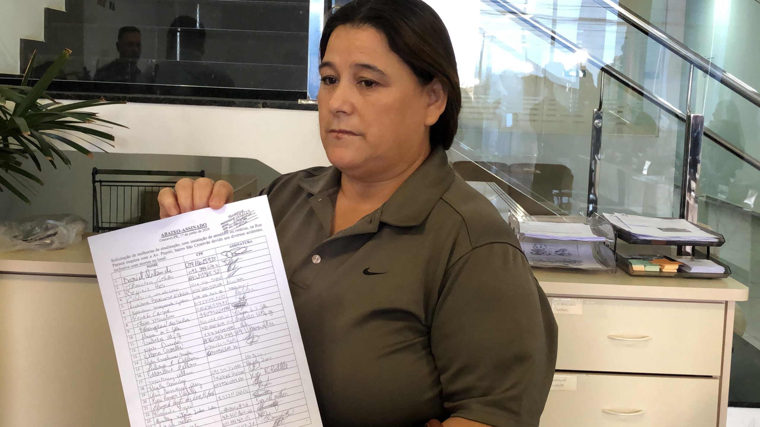 Uma semana após a morte do pequeno Nando, família entrega abaixo-assinado à Transitar Uma semana após a morte do pequeno Nando, família entrega abaixo-assinado à Transitar