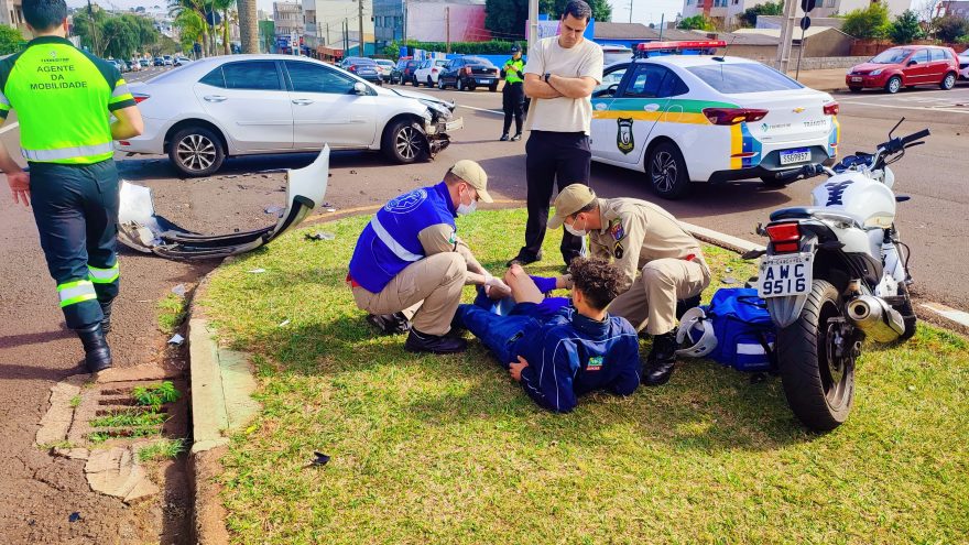 Colisão entre CB300 e Corolla deixa motociclista ferido na Avenida Brasil