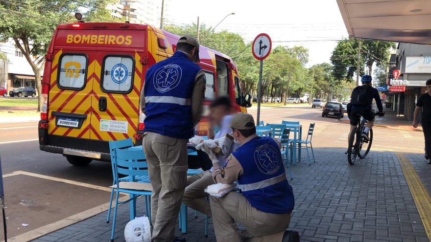 Jovem se desequilibra e fratura o braço em queda de patinete na Avenida Brasil
