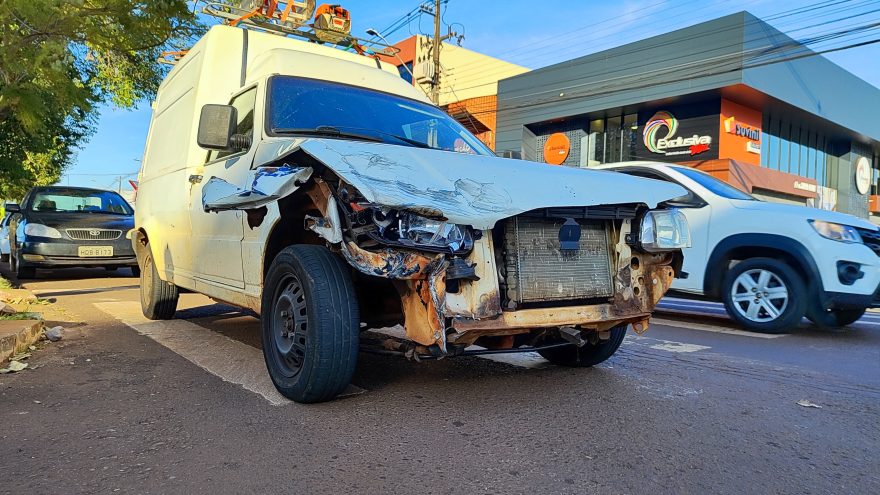 Forte colisão com Corolla deixa Fiorino destruído no Centro