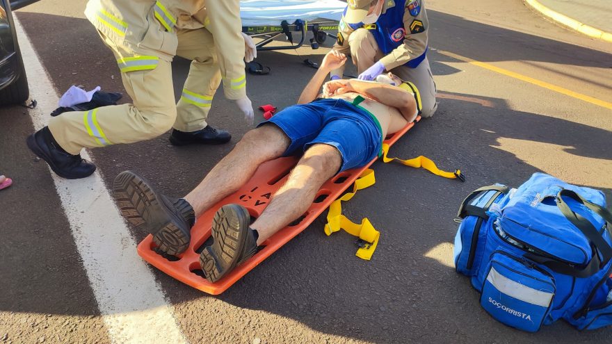 Ciclista cai e fica ferido após motorista abrir a porta do carro na Rua Jacarezinho