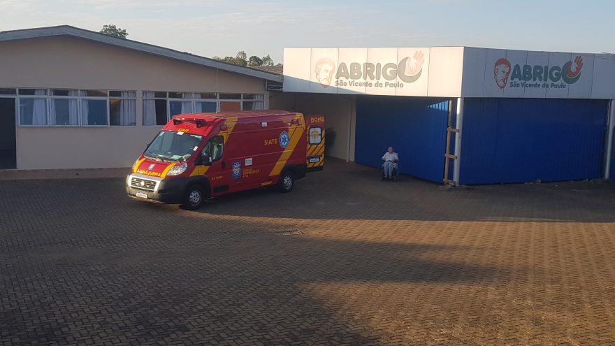 Idosa é socorrida pelo Siate no Abrigo São Vicente de Paulo