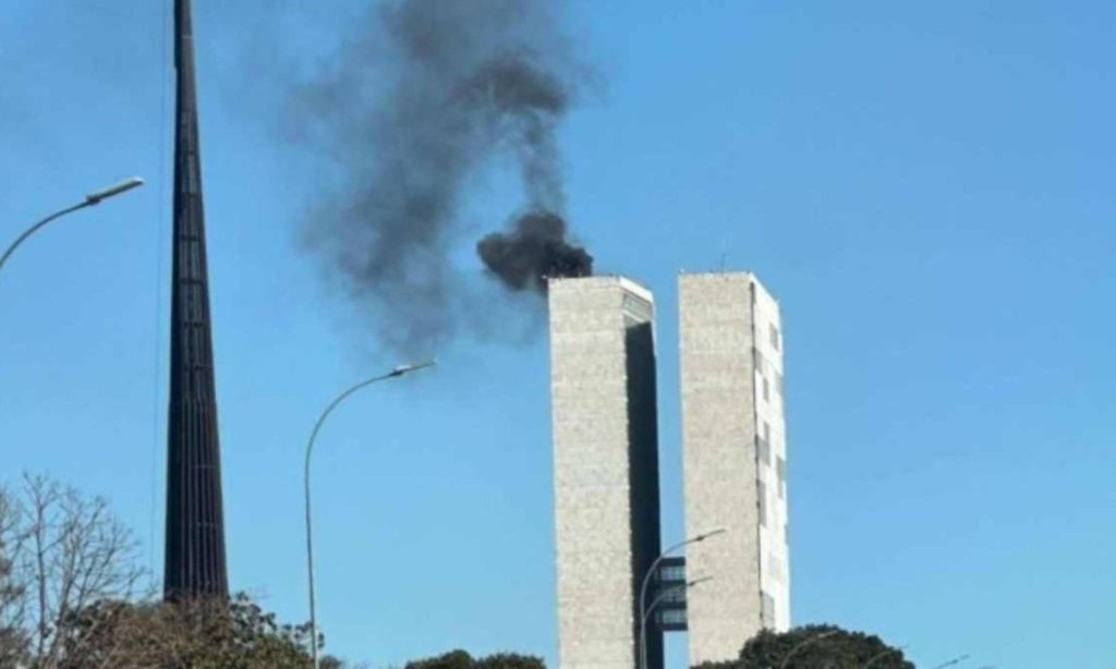 Incêndio? Fumaça preta é vista saindo das torres do Congresso Nacional Incêndio? Fumaça preta é vista saindo das torres do Congresso Nacional