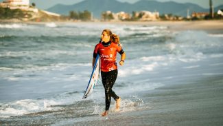 Circuito Mundial de Surfe chega à praia de Itaúna, em Saquarema