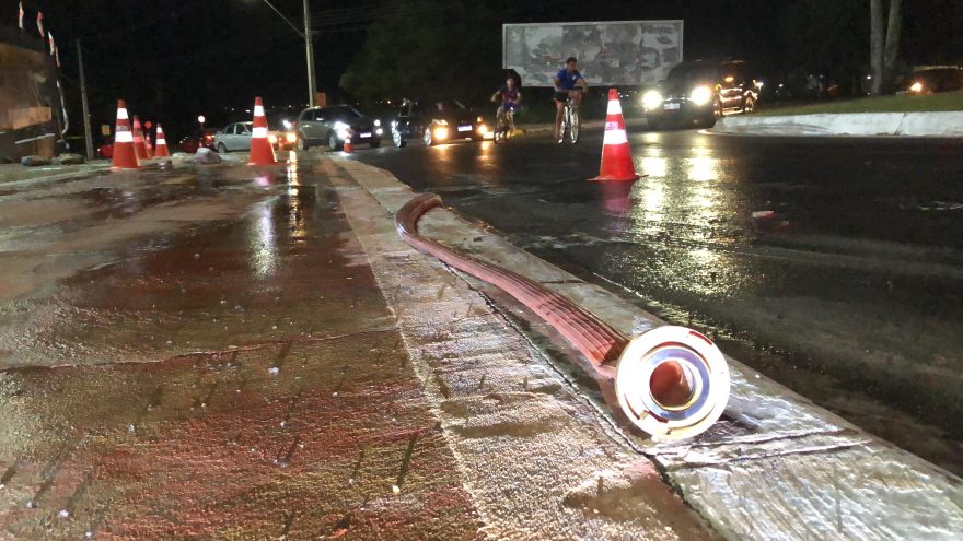 Caminhão derruba vaselina e deixa pista escorregadia na Avenida Tito Muffato