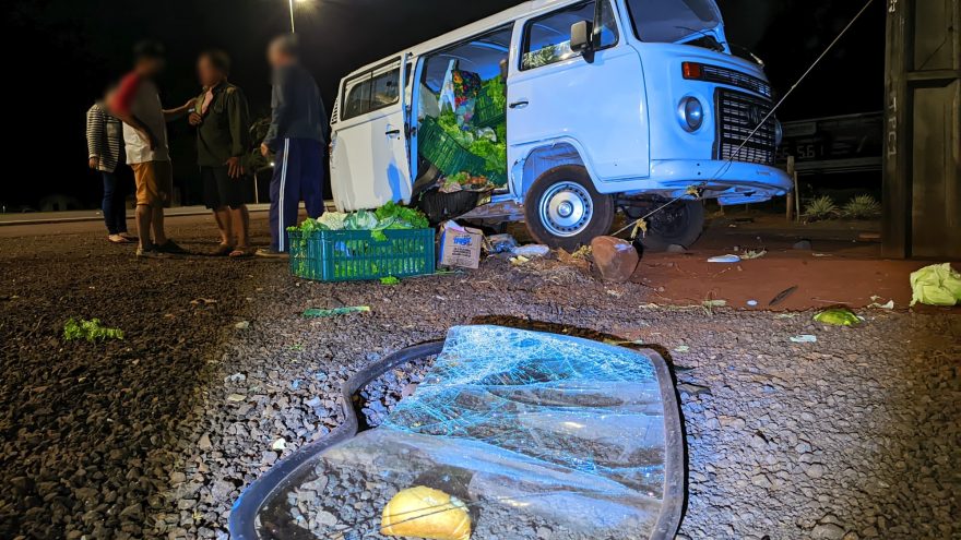 Kombi capota após acidente com S10 na BR-277 e duas pessoas ficam feridas