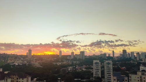 Cascavel recebe fim de semana quente e estável, com temperaturas entre 18°C e 27°C Imagem referente a Cascavel recebe fim de semana quente e estável, com temperaturas entre 18°C e 27°C