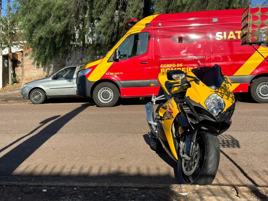 Com moto esportiva, homem fratura a clavícula em colisão na Rua Bom Jesus