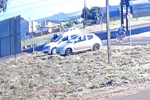 Câmera flagra colisão entre carro e moto no bairro Esmeralda