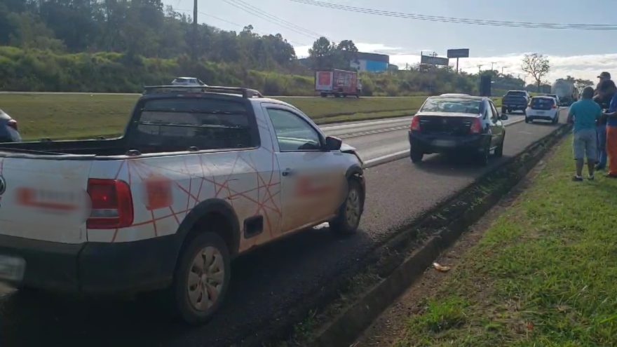 Logan e Saveiro se envolvem em colisão na rodovia BR-277