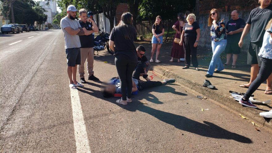 Jovem tem lesões graves após colisão com carro no Bairro Neva