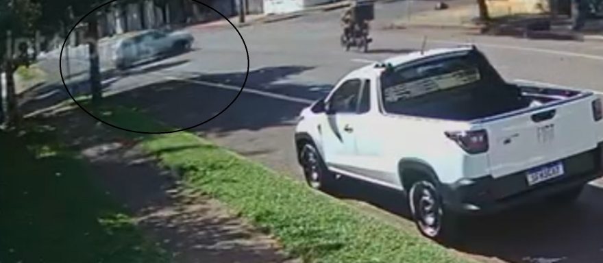Câmera registra acidente que deixou motociclista ferido no Neva