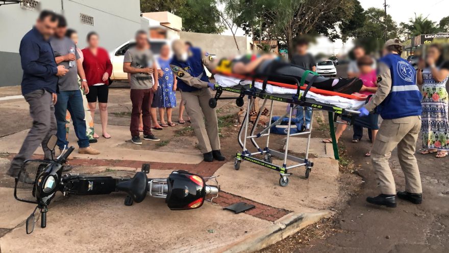 Condutora de bicicleta elétrica fica ferida em acidente com Saveiro no Jardim Alvorada