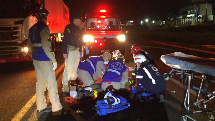 Homem fratura braço e perna ao ser atropelado na BR-277