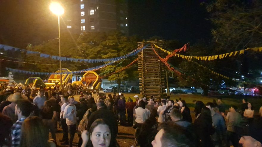 Festa da Fogueira incendeia noite na Paróquia São João Batista em Cascavel