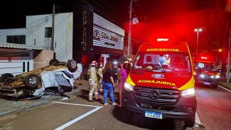 Casal é resgatado após arrancar palmeira e capotar carro no Coqueiral