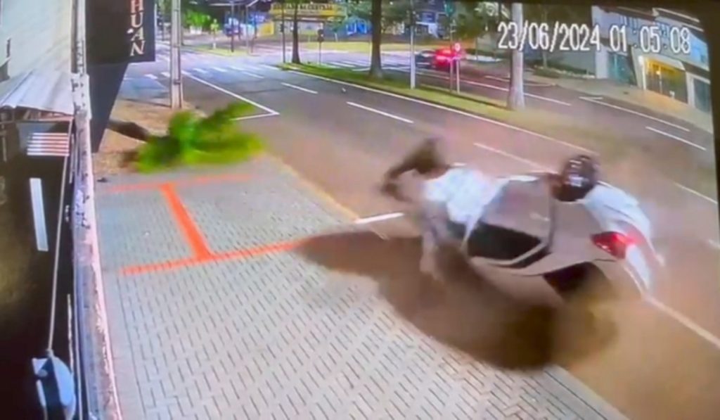 Câmera flagra momento que Ford Ka capota no Bairro Coqueiral
