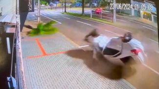 Garota que se envolveu em grave capotamento e estava com arma na cintura pagou fiança e foi liberada