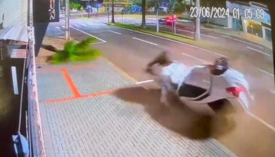 Imagem referente a Câmera flagra momento que Ford Ka capota no Bairro Coqueiral