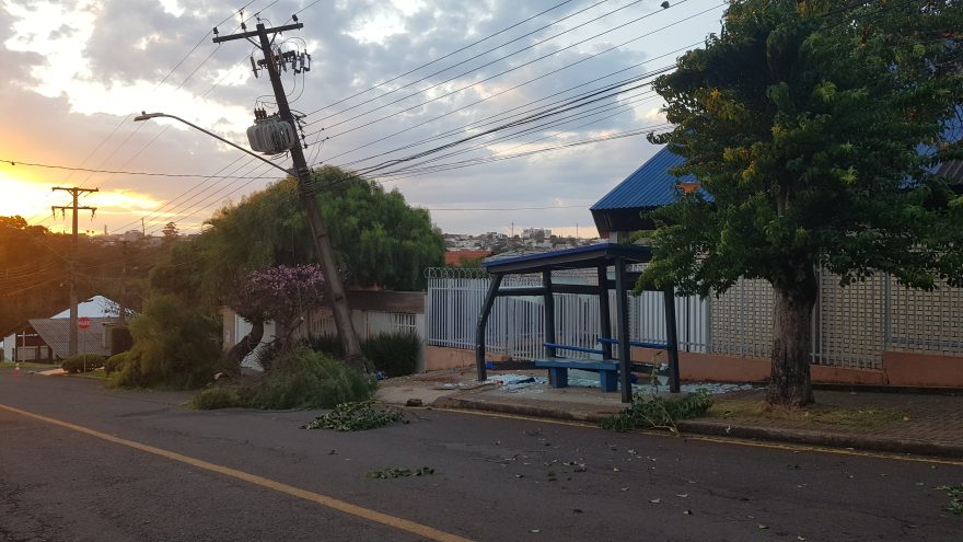 Calma, “motoristas”! Acidente de trânsito deixa grandes estragos na Rua José do Patrocínio