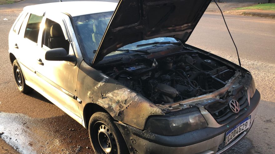 Bomba de combustível pega fogo e Gol fica parcialmente destruído no bairro Neva