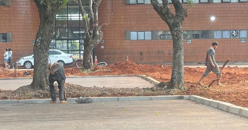 Indivíduos “não autorizados” são flagrados descascando fios nas obras da Rodoviária de Cascavel