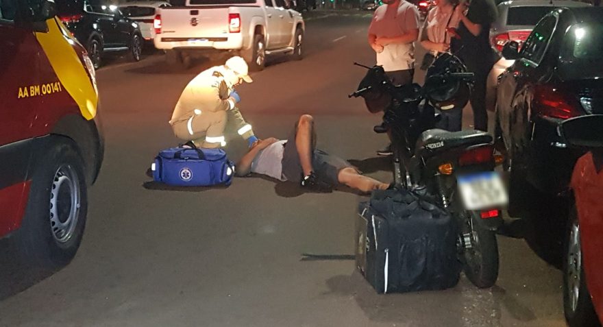 BMW 320i e Honda Pop 100 colidem no Centro, deixando motociclista ferido