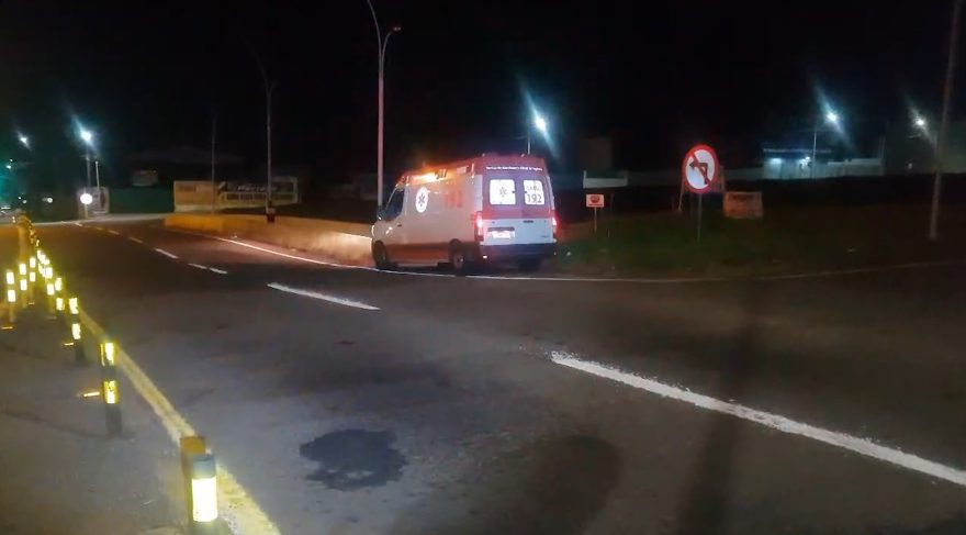 Homem é socorrido após tentativa de suicídio no viaduto da rua Ipanema