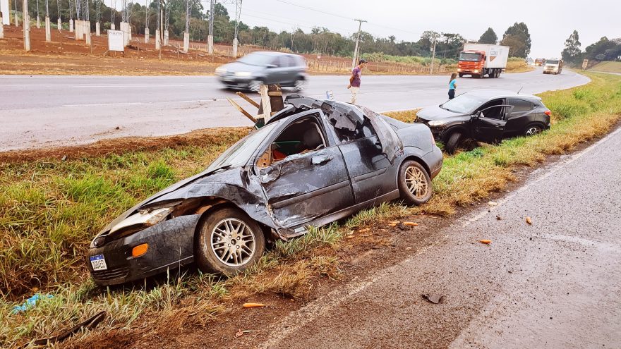 Carros se envolvem em colisão na BR-467 e vão parar no canteiro da rodovia