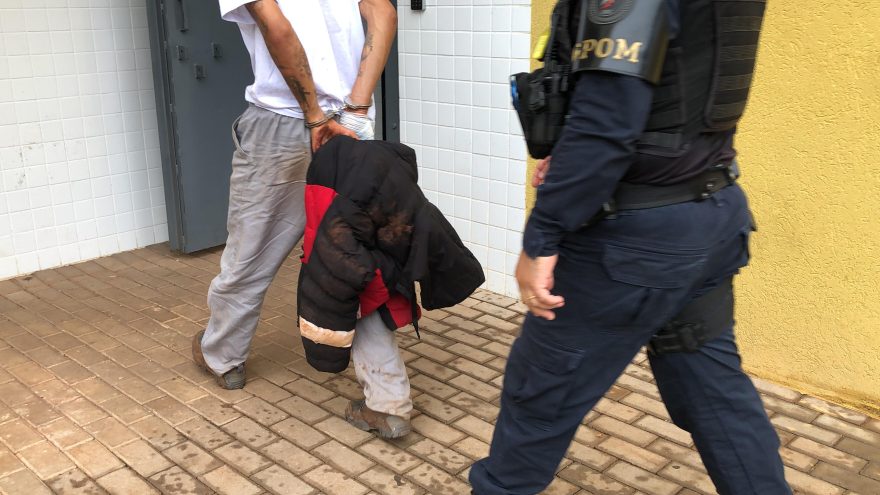 Sem capacete, motociclista foge da abordagem do GPOM, sofre queda e é preso com arma de fogo