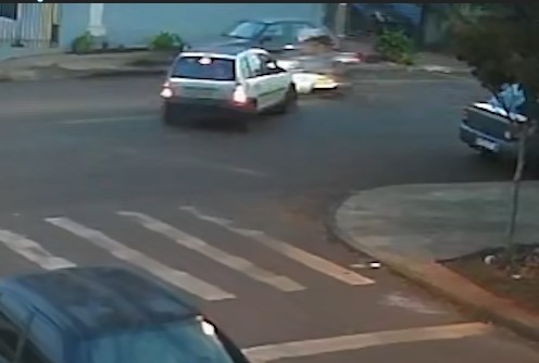 Câmera de monitoramento registra colisão entre carro e moto na rua Benedita Soares