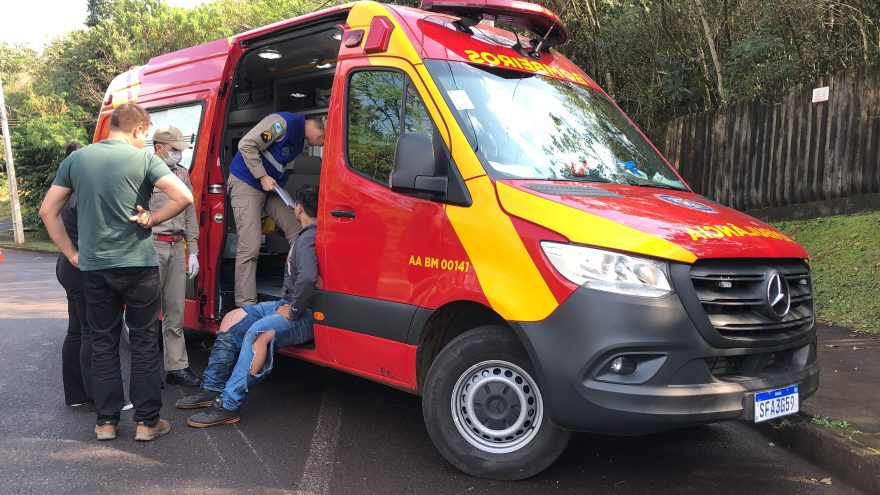 Motociclista fica ferido ao sofrer queda na Rua Machado de Assis