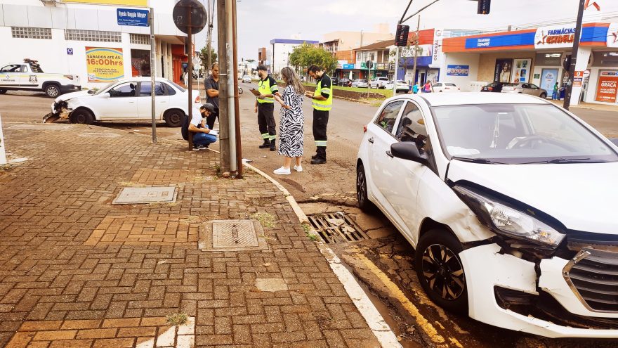 HB20 e Corsa se envolvem em colisão na Avenida Carlos Gomes