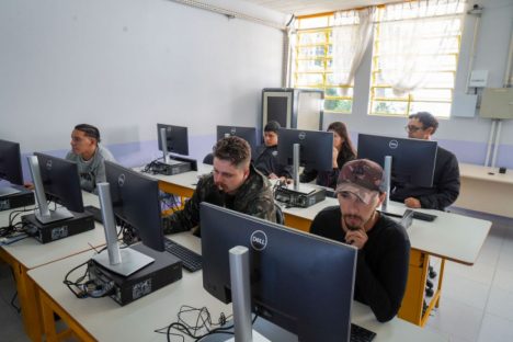 Matrículas para o segundo semestre da EJA nas escolas da rede estadual são abertas
