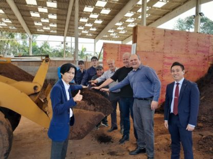 Cônsul do Japão visita projeto de tratamento de lodo da parceria com Sanepar