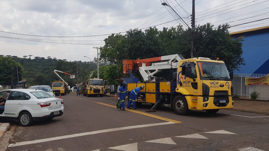 Poste danificado em acidente na Região do Lago é substituído
