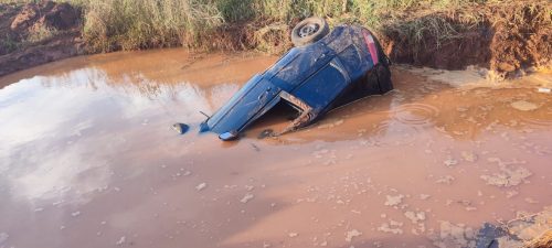 Homem morre e duas pessoas ficam feridas após carro cair em buraco com água Imagem referente a Homem morre e duas pessoas ficam feridas após carro cair em buraco com água