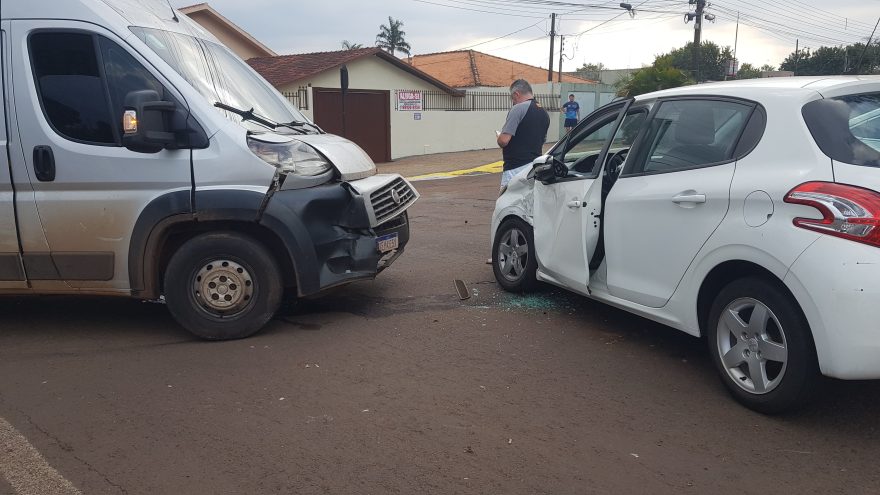 Van e Peugeot se envolvem em acidente no Parque São Paulo