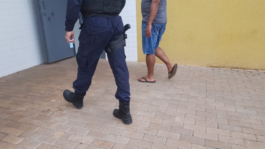 Guarda Municipal de Cascavel prende homem com mandado de prisão por homicídio