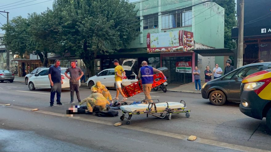 Acidente entre Gol e moto deixa motociclista ferido na Avenida Brasil