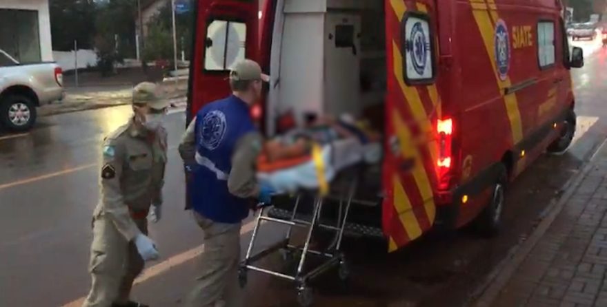 Adolescente fica gravemente ferido ao ser atropelado por carro em calçada no Santa Cruz