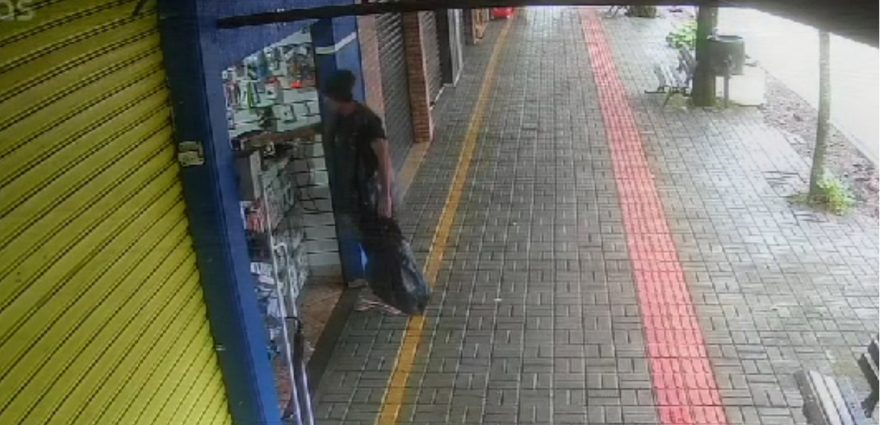 Câmera registra furto de caixa de som em loja na Avenida Carlos Gomes
