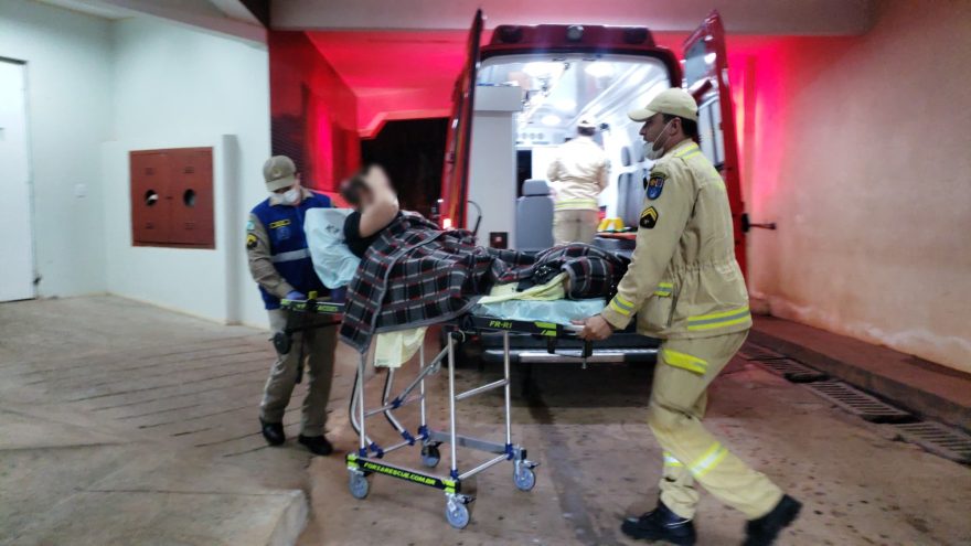 Mulher fica ferida ao escorregar e é socorrida pelos Bombeiros