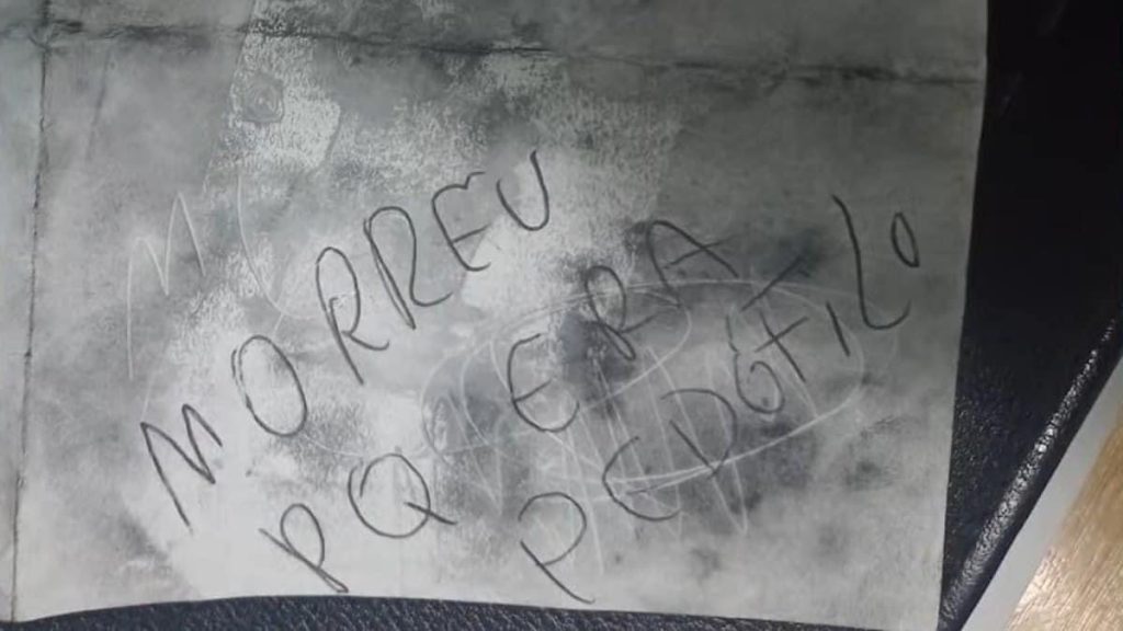 Idoso é encontrado morto ao lado de bilhete e com faca cravada no peito no Paraná Idoso é encontrado morto ao lado de bilhete e com faca cravada no peito no Paraná