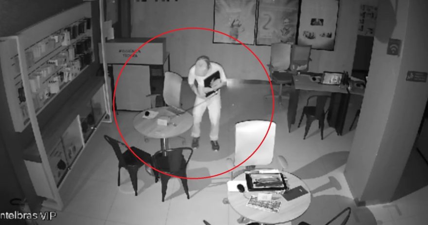 Câmeras internas flagram ação de bandido em loja da Tim em Cascavel