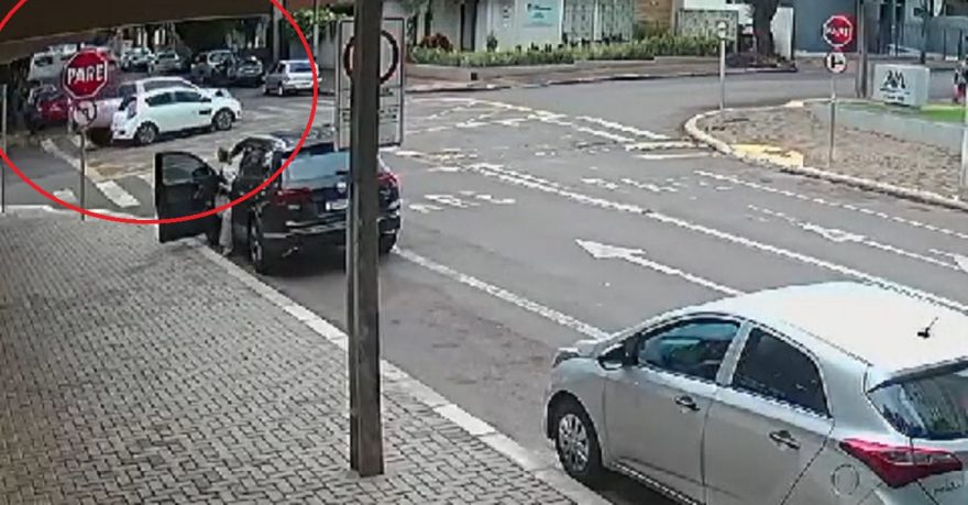 Câmera flagra acidente entre carro e caminhonete na Rua Mato Grosso