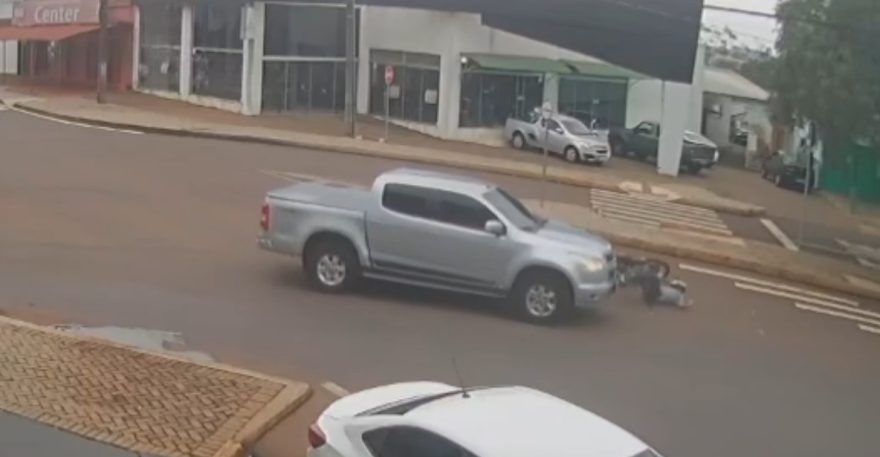 Câmeras flagram mais um acidente no cruzamento da Av. Piquiri com Rua Paraná