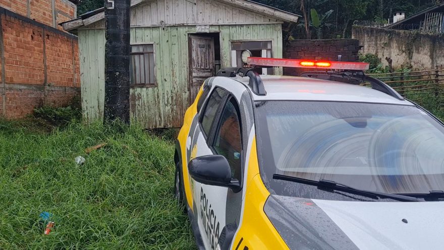 Morador é encontrado morto em estado de decomposição e marcas de sangue apontam para homicídio