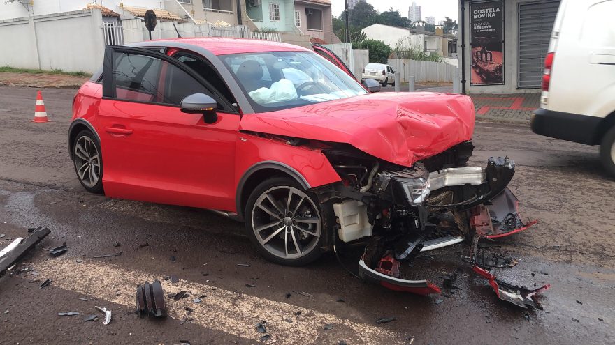 Pancada! Civic e Audi se envolvem em acidente de trânsito na Rua Manaus