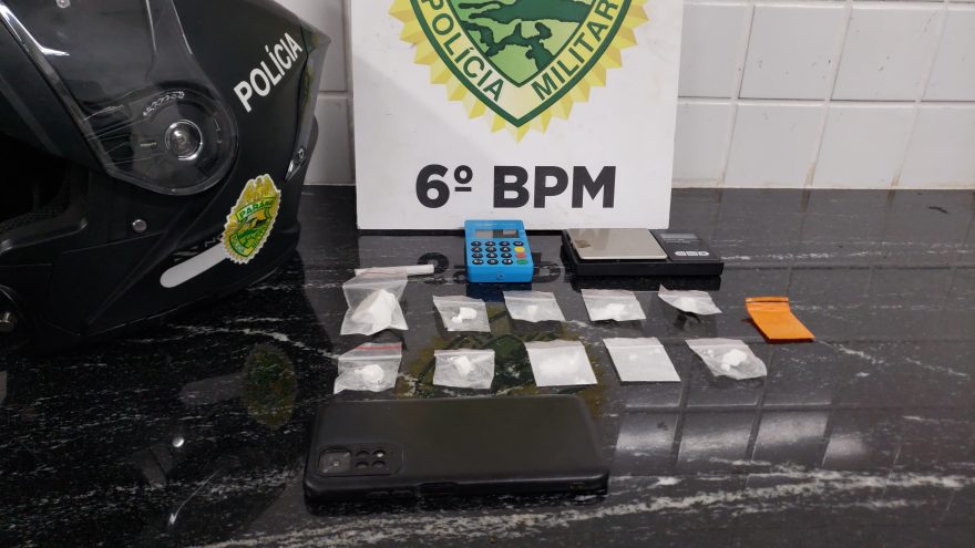 Homem trans é preso com cocaína em moto com documentos atrasados desde 2010